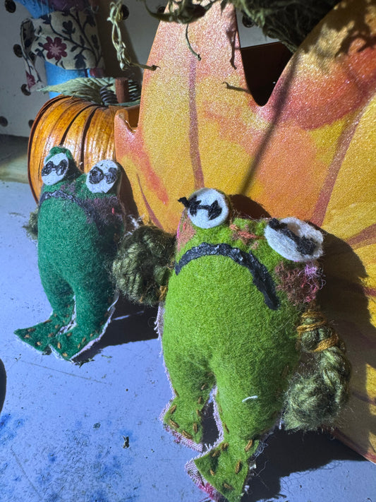 Mr. Froggie & The Toadie 🐸✨🐸🪡